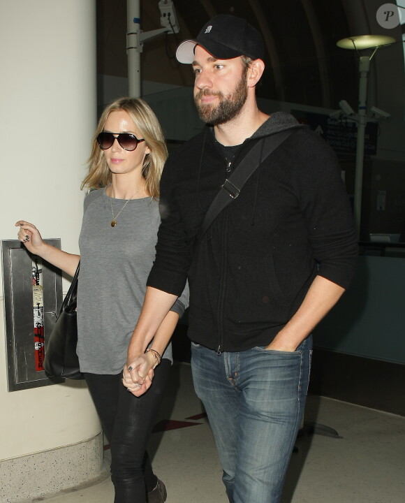 Emily Blunt et John Krasinski à l'aéroport de Los Angeles, le 9 mai 2013.