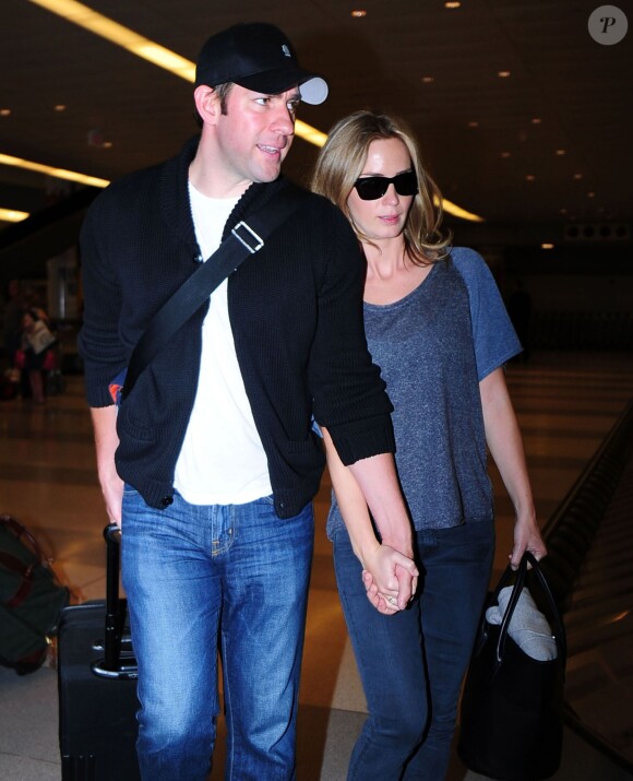 John Krasinski et Emily Blunt arrivent à l'aéroport de New York, le 2 juin 2013. 