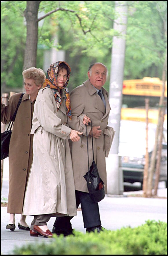 Jackie Kennedy et son compagnon Maurice Templesman, à New York, en 1994.