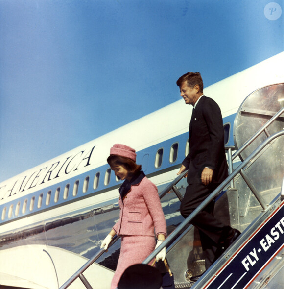 John F. Kennedy et Jacqueline Kennedy arrivent à Dallas, Texas, le 22 novembre 1963.