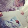 Jeremy Irons au-dessus du lit du petit Alfonso, à Madrid, en avril 2014. Eugenia Silva a donné naissance le 1er avril 2014 à son premier enfant, Alfons(it)o.