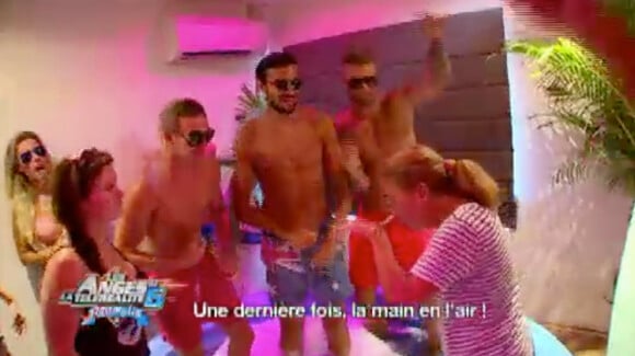 Pool-party pour Linda - Les "Anges de la télé-réalité 6". Episode du 15 mai 2014.