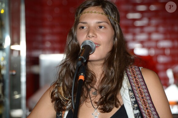 Exclusif - Vanille Clerc, fille de Julien Clerc, en concert à la Gioia (restaurant du VIP room) à Paris, le 28 mai 2013.