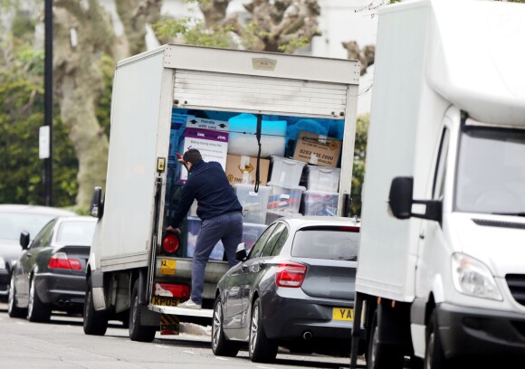 Le manoir londonien de Chris Martin et Gwyneth Paltrow vider par des déménageurs, le 25 avril 2014.