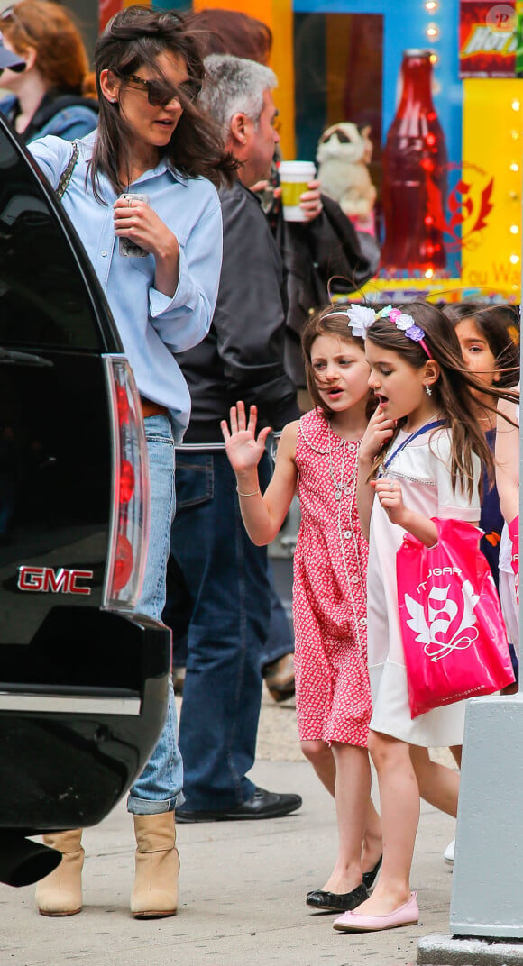 Katie Holmes emmène sa fille Suri et ses amies dans un magasin de bonbons à New York, le 4 mai 2014.