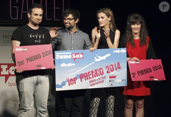 Letizia d'Espagne a remis le trophée à Ricardo Moure Ortega de l'Université de Barcelone le 14 mai 2014 lors de la finale du concours de discours scientifique FameLab, à la salle Galilée, à Madrid.