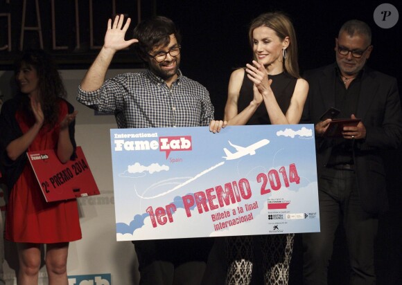 Letizia d'Espagne avec le vainqueur Ricardo Moure Ortega de l'Université de Barcelone le 14 mai 2014 lors de la finale du concours de discours scientifique FameLab, à la salle Galilée, à Madrid.