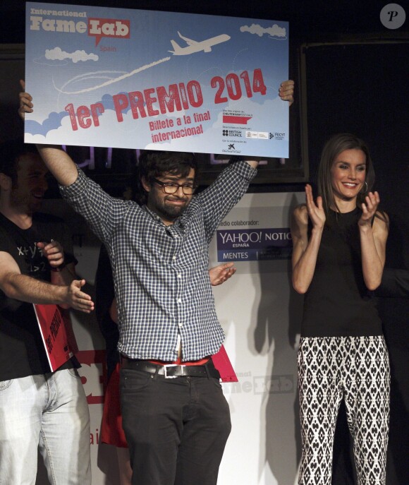 Ricardo Moure Ortega de l'Université de Barcelone soulevant son prix devant Letizia d'Espagne le 14 mai 2014 lors de la finale du concours de discours scientifique FameLab, à la salle Galilée, à Madrid.