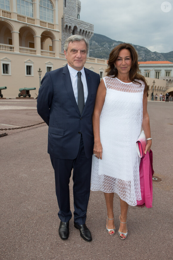 Sidney Toledano et sa femme Katia arrivent au défilé Croisière Louis Vuitton organisé sur le parvis du palais princier de Monaco, le 17 mai 2014, et placé sous le haut patronage de la princesse Charlene.