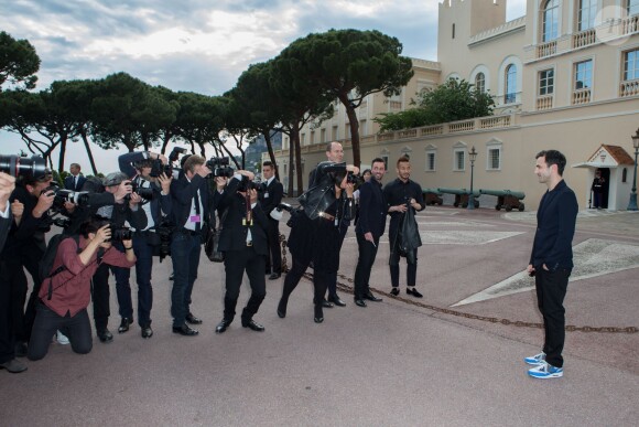Nicolas Ghesquière face à la presse lors du défilé Croisière Louis Vuitton organisé sur le parvis du palais princier de Monaco, le 17 mai 2014, et placé sous le haut patronage de la princesse Charlene.