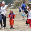Gwen Stefani avec ses fils Kingston et Apollo au match de foot de Zuma à Brentwood. La famille est ensuite allée déjeuner à Beverly Hills, le 17 mai 2014.