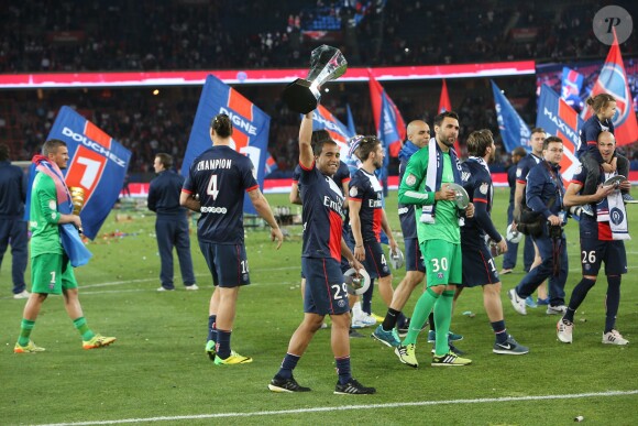 Lucas Moura pose durant le match Psg-Montpellier au Parc des Princes à Paris, le 17 Mai 2014