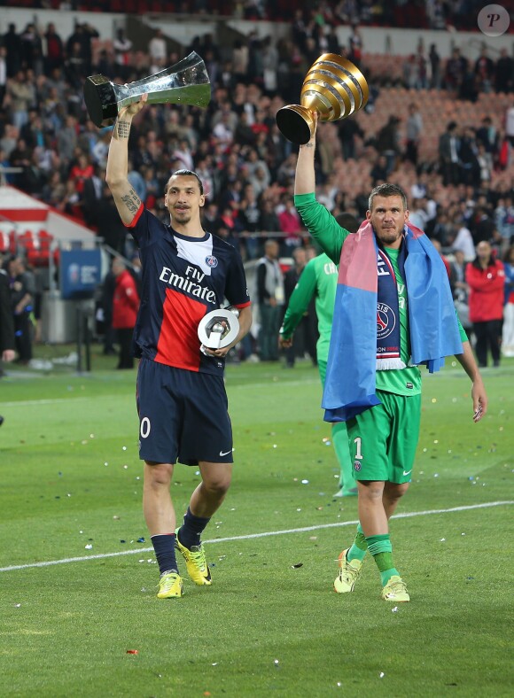Zlatan Ibrahimoviic et Nicolas Douchez célèbrent le titre de champion de France après le match Psg-Montpellier au Parc des Princes à Paris, le 17 mai 2014