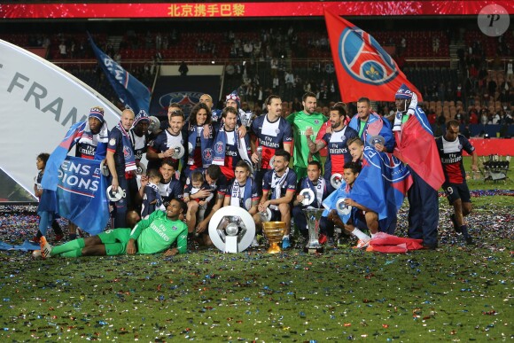 L'équipe du Psg célèbre le titre de champion de France après le match Psg-Montpellier au Parc des Princes à Paris, le 17 mai 2014