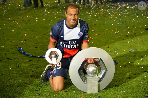 Lucas Moura célèbre le titre de champion de France après le match Psg-Montpellier au Parc des Princes à Paris, le 17 mai 2014