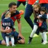 Thiago Motta célèbre le titre de champion de France avec ses filles après le match Psg-Montpellier au Parc des Princes à Paris, le 17 mai 2014