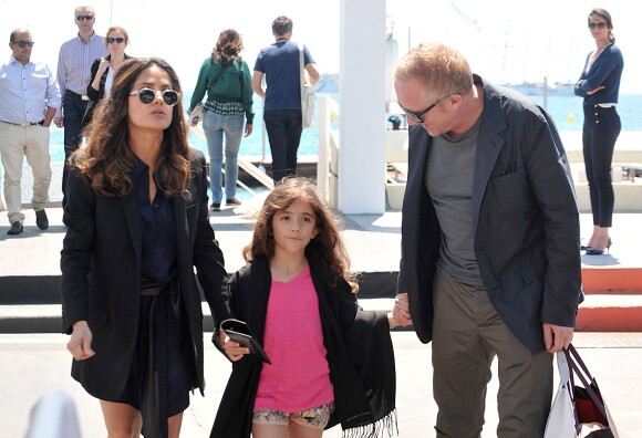 Salma Hayek avec son mari Francois-Henri Pinault et leur fille Valentina à la plage du Majestic à Cannes le 17 mai 2014