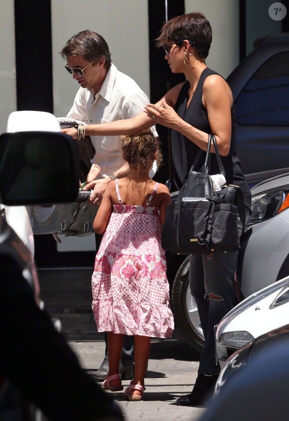 Exclusif - Olivier Martinez, Halle Berry, sa fille Nahla et leur fils Maceo vont déjeuner au restaurant à l'occasion de la fête des mères à West Hollywood, le 11 mai 2014.