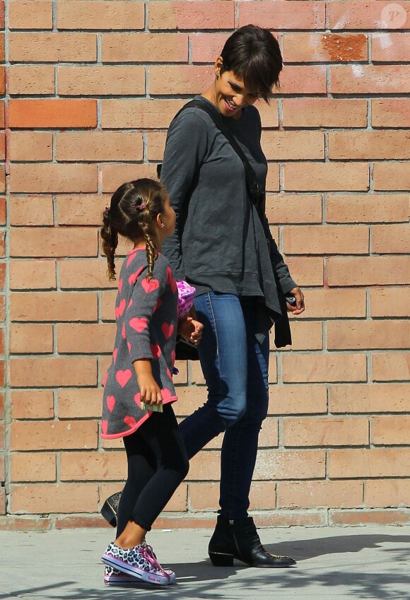 Exclusif - Halle Berry et sa fille Nahla sont allées déjeuner avec des amies à Los Angeles le 22 mars 2014