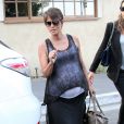  Halle Berry, enceinte, &agrave; la sortie d'un restaurant de Beverly Hills le 4 octobre 2013 