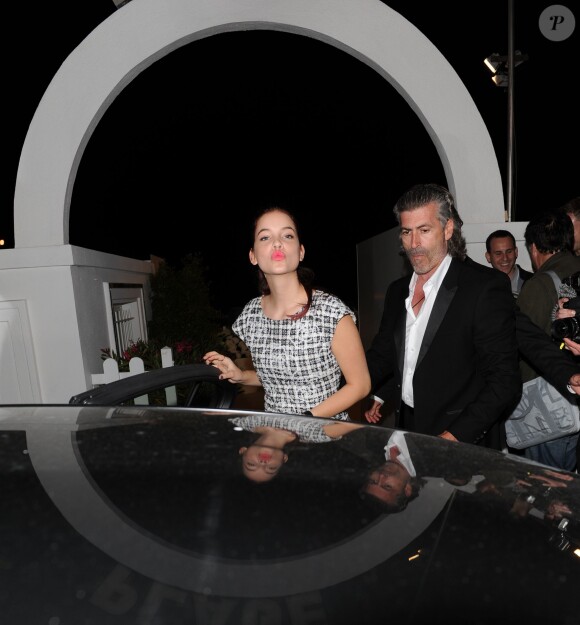 Barbara Palvin quitte le restaurant Tetou à l'issue du dîner organisé par Vanity Fair. Golfe-Juan, le 20 mai 2014.