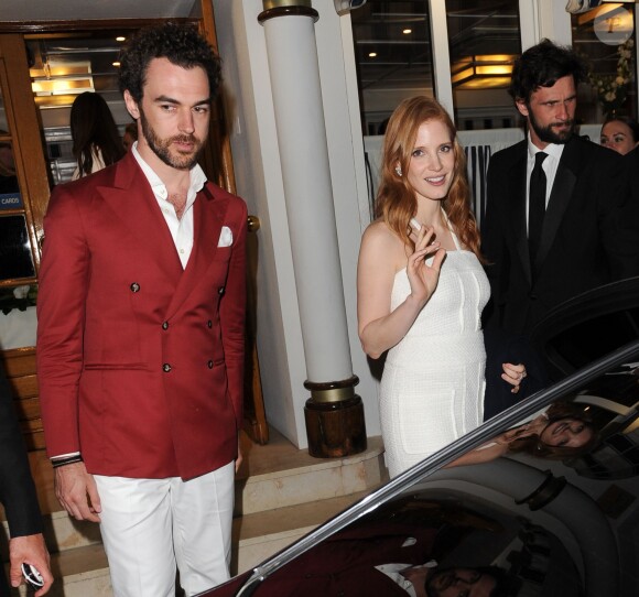 Gian Luca Passi et Jessica Chastain quittent le restaurant Tetou à l'issue du dîner organisé par Vanity Fair. Golfe-Juan, le 20 mai 2014.