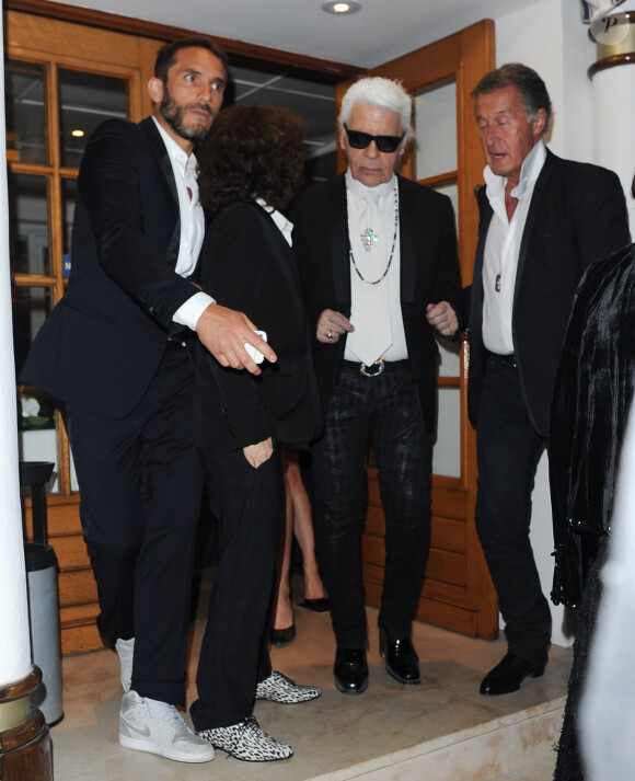 Sébastien Jondeau et Karl Lagerfeld quittent le restaurant Tetou à l'issue du dîner organisé par Vanity Fair. Golfe-Juan, le 20 mai 2014.