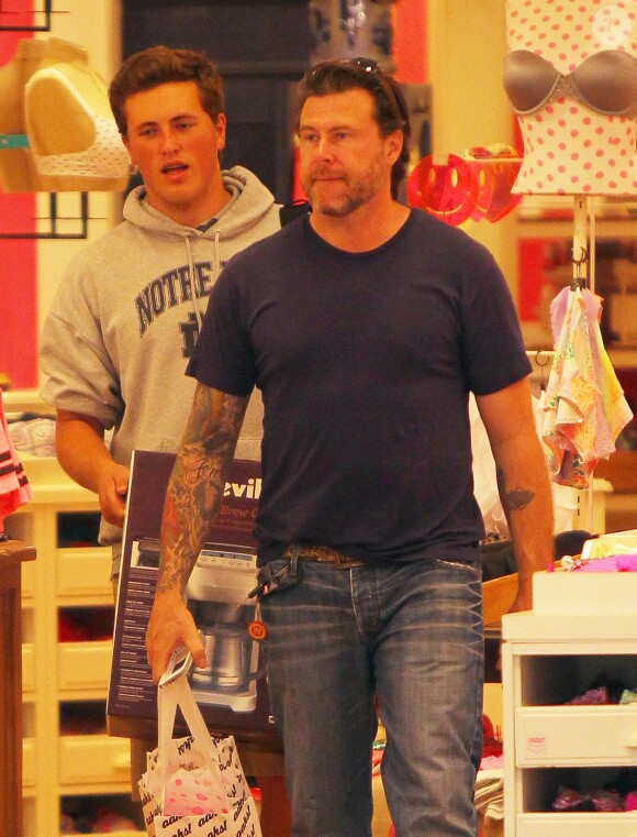 Dean McDermott fait du shopping dans un magasin de lingerie pour sa femme Tori Spelling, à l'occasion de leur 8ème anniversaire de mariage. Los Angeles, le 7 mai 2014.