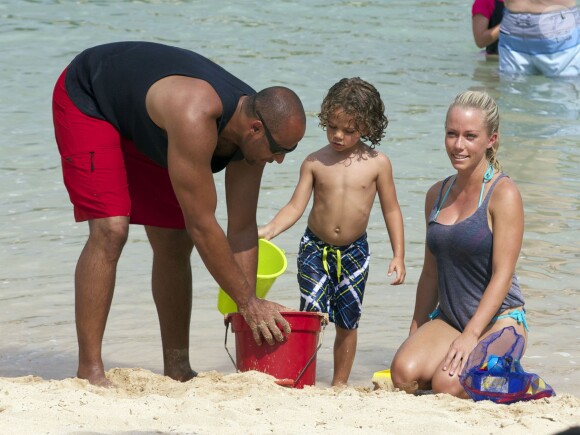 Exclusif -  Kendra Wilkinson passe ses vacances en famille avec son compagnon Hank Baskett et leur fils Hank Jr à Hawaii, le 5 juillet 2013.