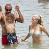 Exclusif - Kendra Wilkinson passe ses vacances en famille avec son compagnon Hank Baskett et leur fils Hank Jr à Hawaii, le 5 juillet 2013.