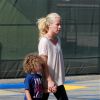 Exclusif - Kendra Wilkinson avec son fils de 3 ans, Hank Jr à Calabasas, le 23 avril 2013.