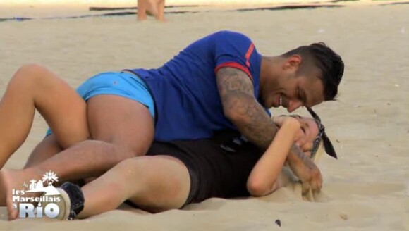 Julien et Jessica se réconcilient dans le sable dans Les Marseillais à Rio 