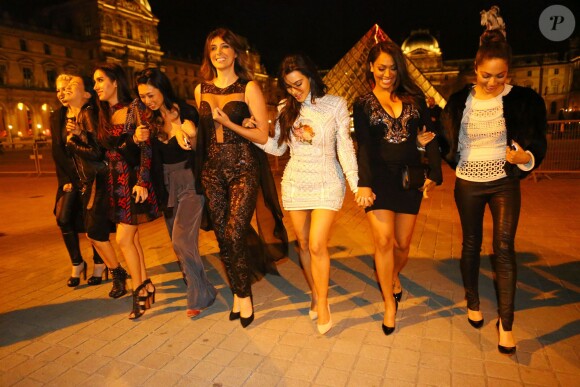 Kim Kardashian a enterré sa vie de jeune fille avec ses soeurs Khloé et Kylie Jenner et ses amies à Paris. La joyeuse bande s'est rendue devant la pyramide du Louvre. Le 22 mai 2014