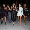 Kim Kardashian a enterré sa vie de jeune fille avec ses soeurs Khloé et Kylie Jenner et ses amies à Paris. La joyeuse bande s'est rendue devant la pyramide du Louvre. Le 22 mai 2014