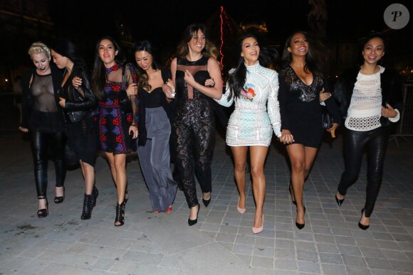 Kim Kardashian a enterré sa vie de jeune fille avec ses soeurs Khloé et Kylie Jenner et ses amies à Paris. La joyeuse bande s'est rendue devant la pyramide du Louvre. Le 22 mai 2014