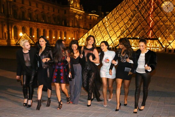 Kim Kardashian a enterré sa vie de jeune fille avec ses soeurs Khloé et Kylie Jenner et ses amies à Paris. La joyeuse bande s'est rendue devant la pyramide du Louvre. Le 22 mai 2014