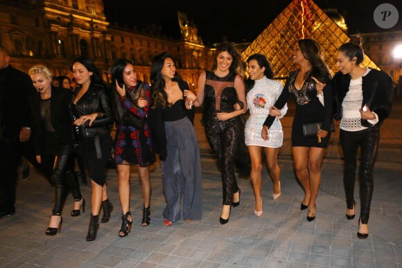 Kim Kardashian a enterré sa vie de jeune fille avec ses soeurs Khloé et Kylie Jenner et ses amies à Paris. La joyeuse bande s'est rendue devant la pyramide du Louvre. Le 22 mai 2014