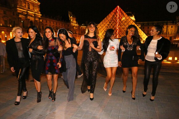 Kim Kardashian a enterré sa vie de jeune fille avec ses soeurs Khloé et Kylie Jenner et ses amies à Paris. La joyeuse bande s'est rendue devant la pyramide du Louvre. Le 22 mai 2014