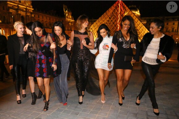 Kim Kardashian a enterré sa vie de jeune fille avec ses soeurs et ses amies à Paris. La joyeuse bande s'est rendue devant la pyramide du Louvre pour finir la soirée. Le 22 mai 2014