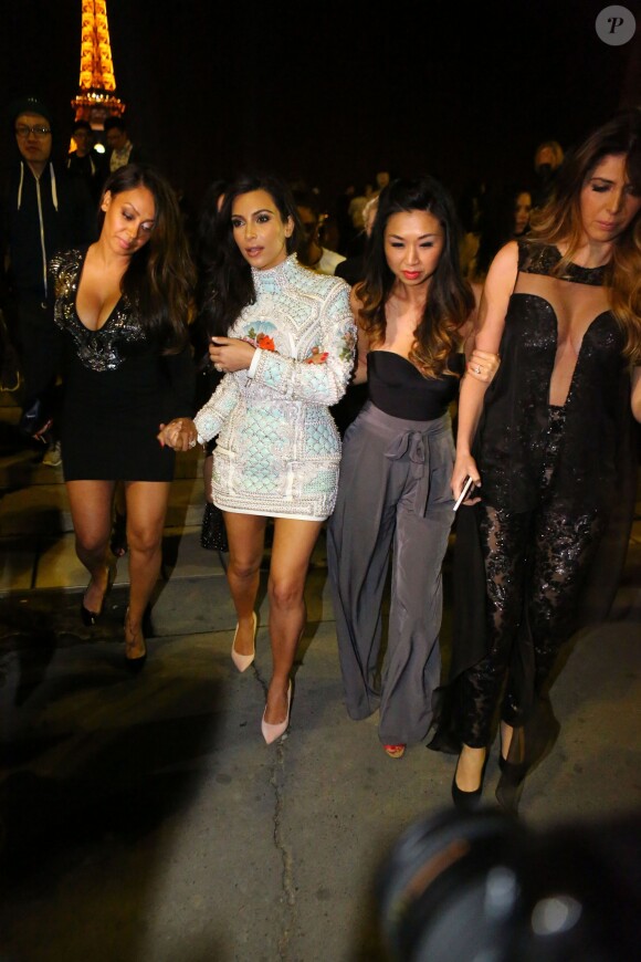 Kim Kardashian et ses amies ont pris la pose devant la Tour Eiffel pour l'enterrement de jeune fille de la star. Paris, le 22 mai 2014