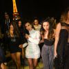 Kim Kardashian et ses amies ont pris la pose devant la Tour Eiffel pour l'enterrement de jeune fille de la star. Paris, le 22 mai 2014
