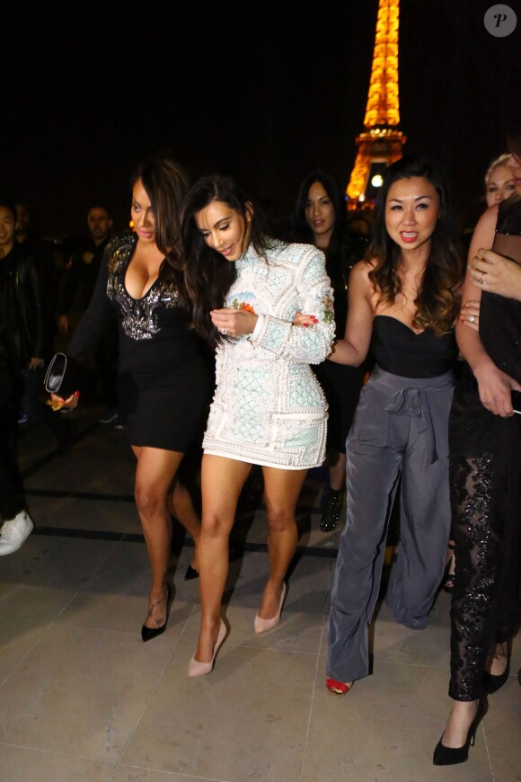 Kim Kardashian et ses amies ont pris la pose devant la Tour Eiffel pour l'enterrement de jeune fille de la star. Paris, le 22 mai 2014