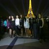 La future mariée Kim Kardashian et ses amies ont pris la pose devant la Tour Eiffel pour l'enterrement de jeune fille de la star. Paris, le 22 mai 2014