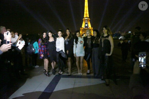 La future mariée Kim Kardashian et ses amies ont pris la pose devant la Tour Eiffel pour l'enterrement de jeune fille de la star. Paris, le 22 mai 2014