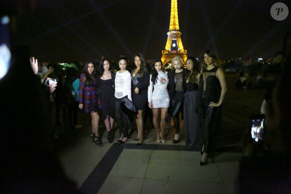 Kim Kardashian et ses amies ont pris la pose devant la Tour Eiffel pour l'enterrement de jeune fille de la star. Paris, le 22 mai 2014