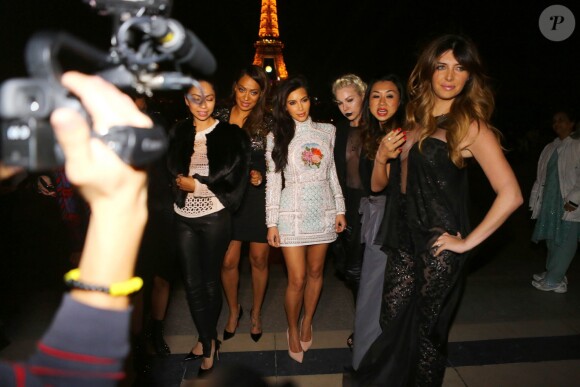 Kim Kardashian et ses amies ont pris la pose devant la Tour Eiffel pour l'enterrement de jeune fille de la star. Paris, le 22 mai 2014