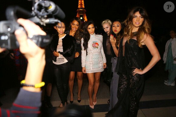 Kim Kardashian et ses amies ont pris la pose devant la Tour Eiffel pour l'enterrement de jeune fille de la star. Paris, le 22 mai 2014