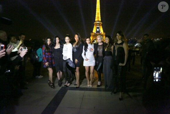 Kim Kardashian et ses amies ont pris la pose devant la Tour Eiffel pour l'enterrement de jeune fille de la star. Paris, le 22 mai 2014