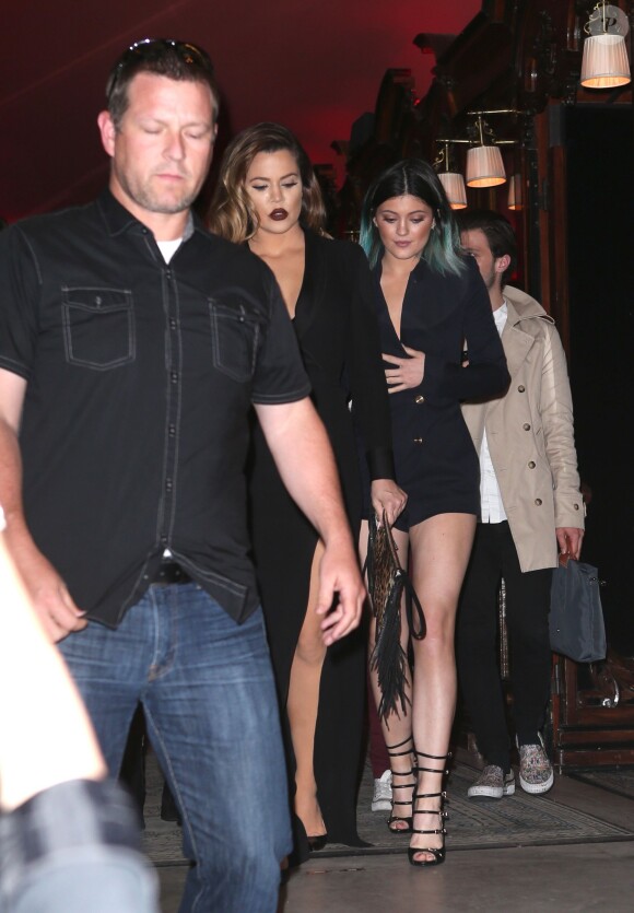 Kim Kardashian a dîné au Costes avec ses soeurs (ici Khloé et Kylie) et ses amies pour enterrer sa vie de jeune fille le 22 mai 2014.