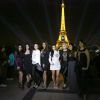 Kim Kardashian et ses amies ont pris la pose devant la Tour Eiffel pour l'enterrement de jeune fille de la star. Paris, le 22 mai 2014